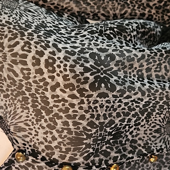 Never been worn!! Black and Gray sheer animal prints top. 3/4 sleeves size Small - Picture 2 of 5